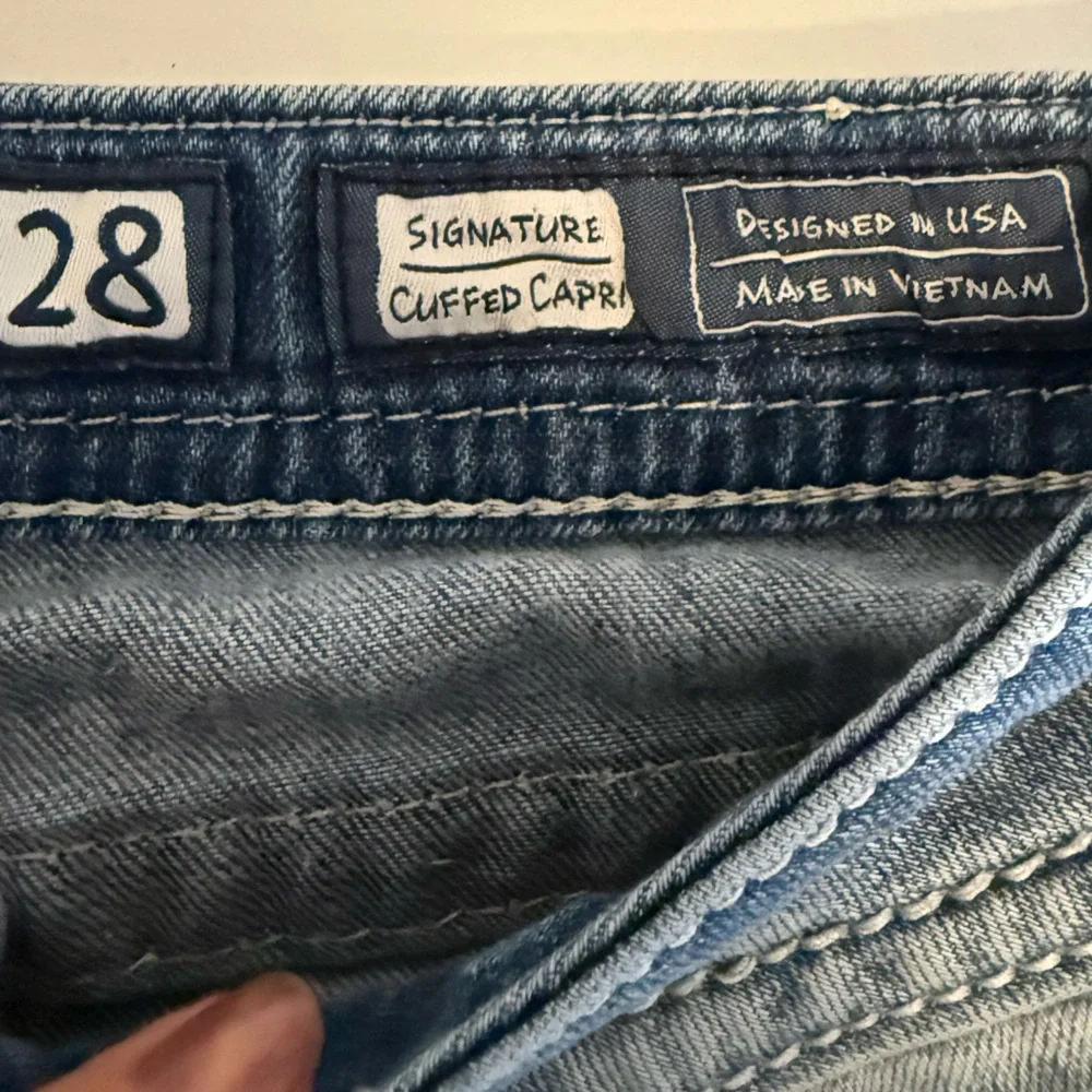 Miss Me Embellished Signature Cuffed Capri Jeans Distressed Light Wash Blue 28